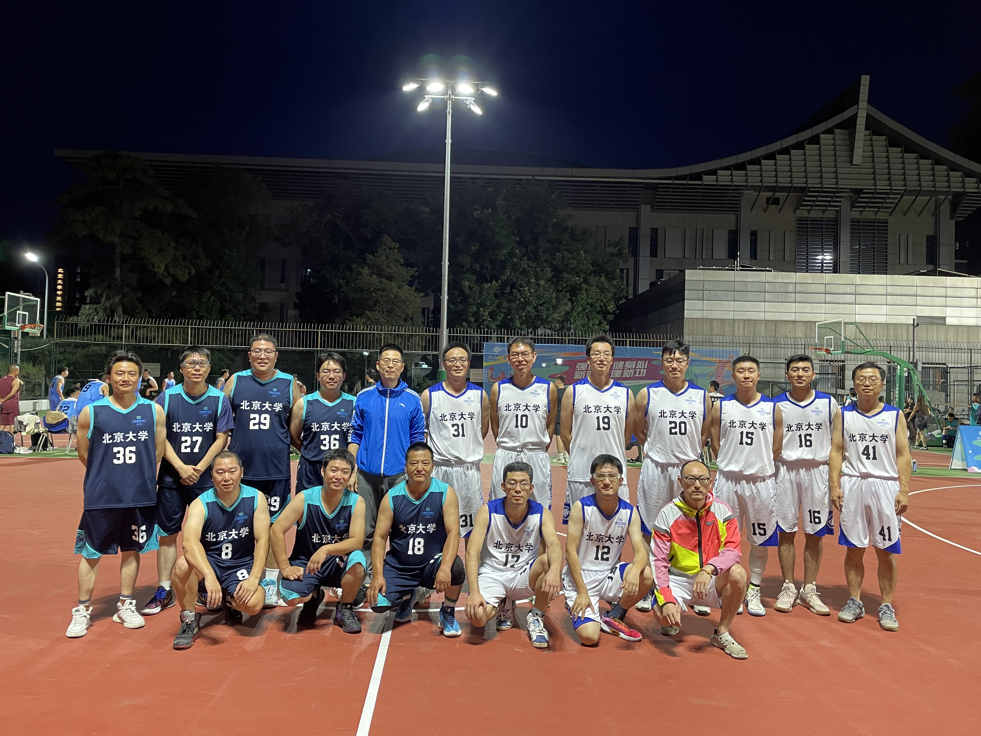 NBA球队在赛场上展现团队精神
