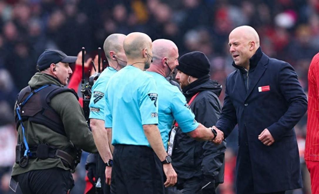 利物浦不敌强敌遭遇失利,榜首位置动摇不安 利物浦不敌强敌遭遇失利,榜首位置动摇不安