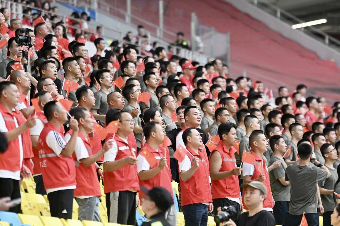 包含强强对话,球迷热切期待比赛结果的词条 包含强强对话,球迷热切期待比赛结果的词条