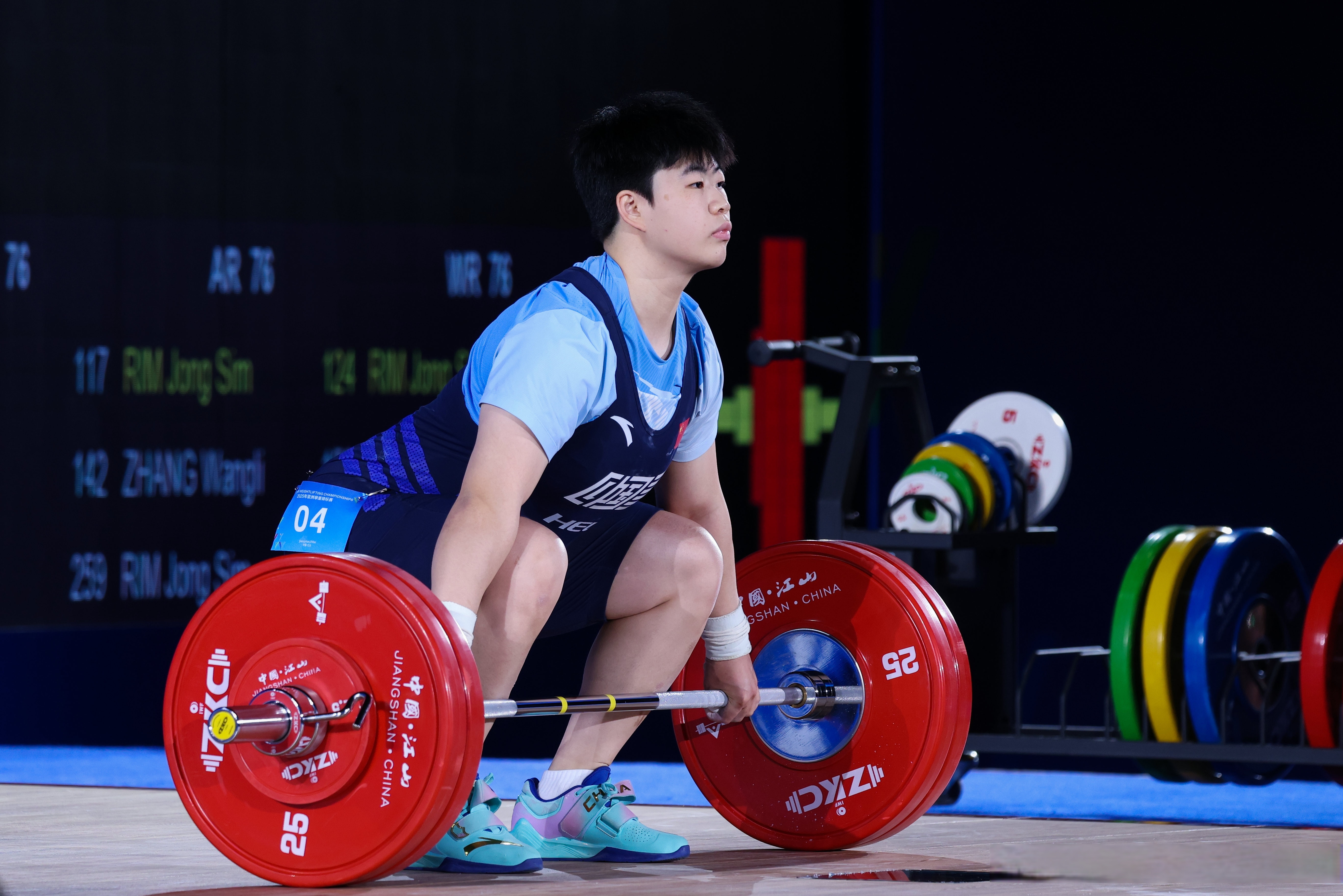 女子举重赛场瞬间爆发,选手刷新个人记录 女子举重赛场瞬间爆发,选手刷新个人记录