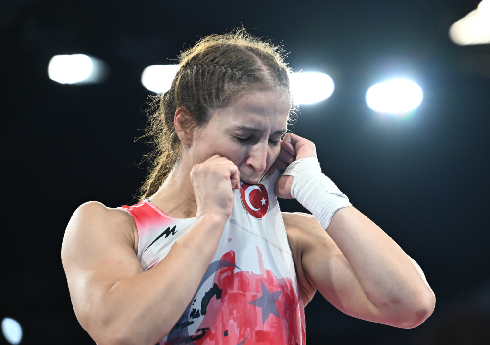 土耳其选手迪尔柳在拳击比赛中获得铜牌