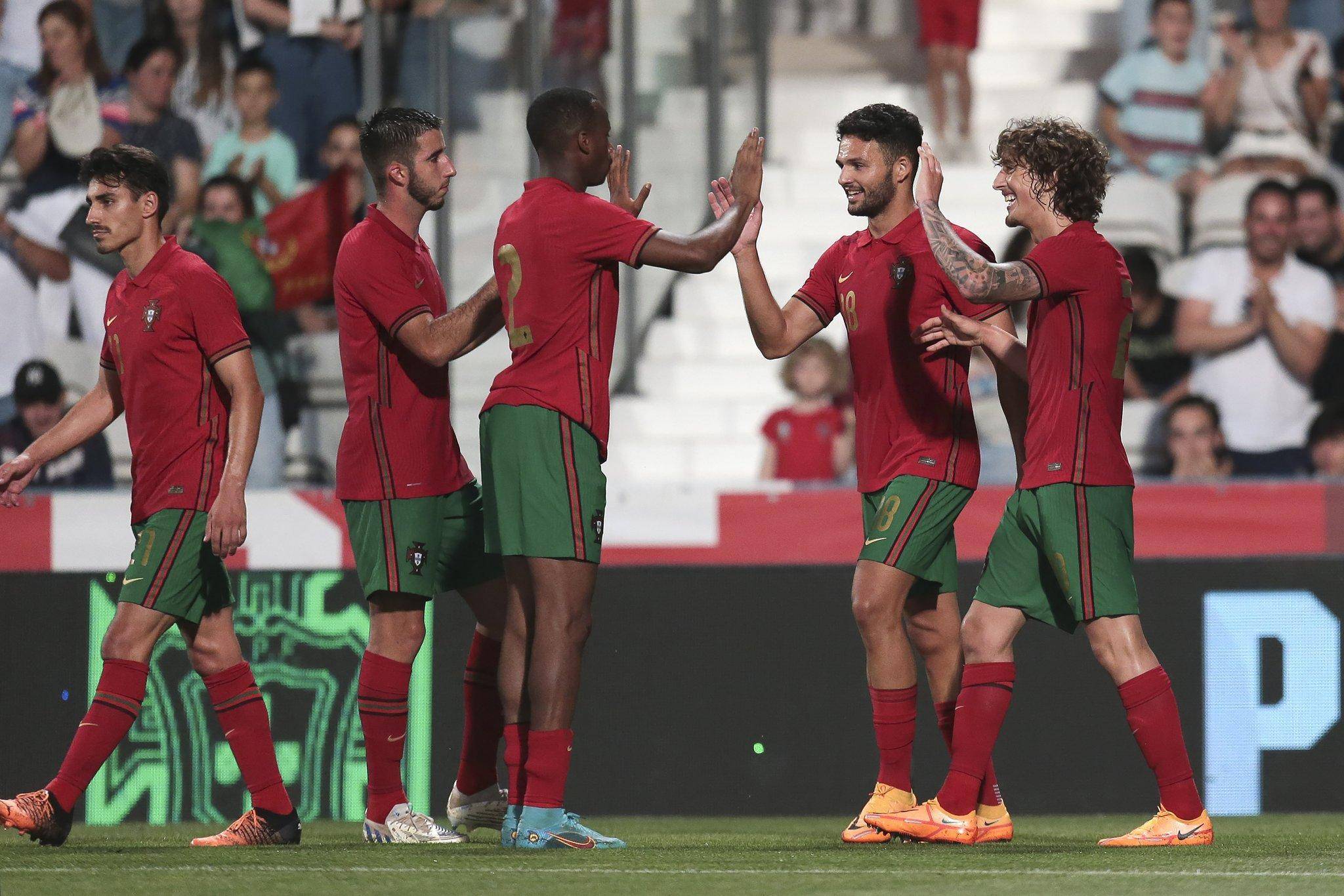 波兰队在关键时刻发挥出色，锁定小组第一