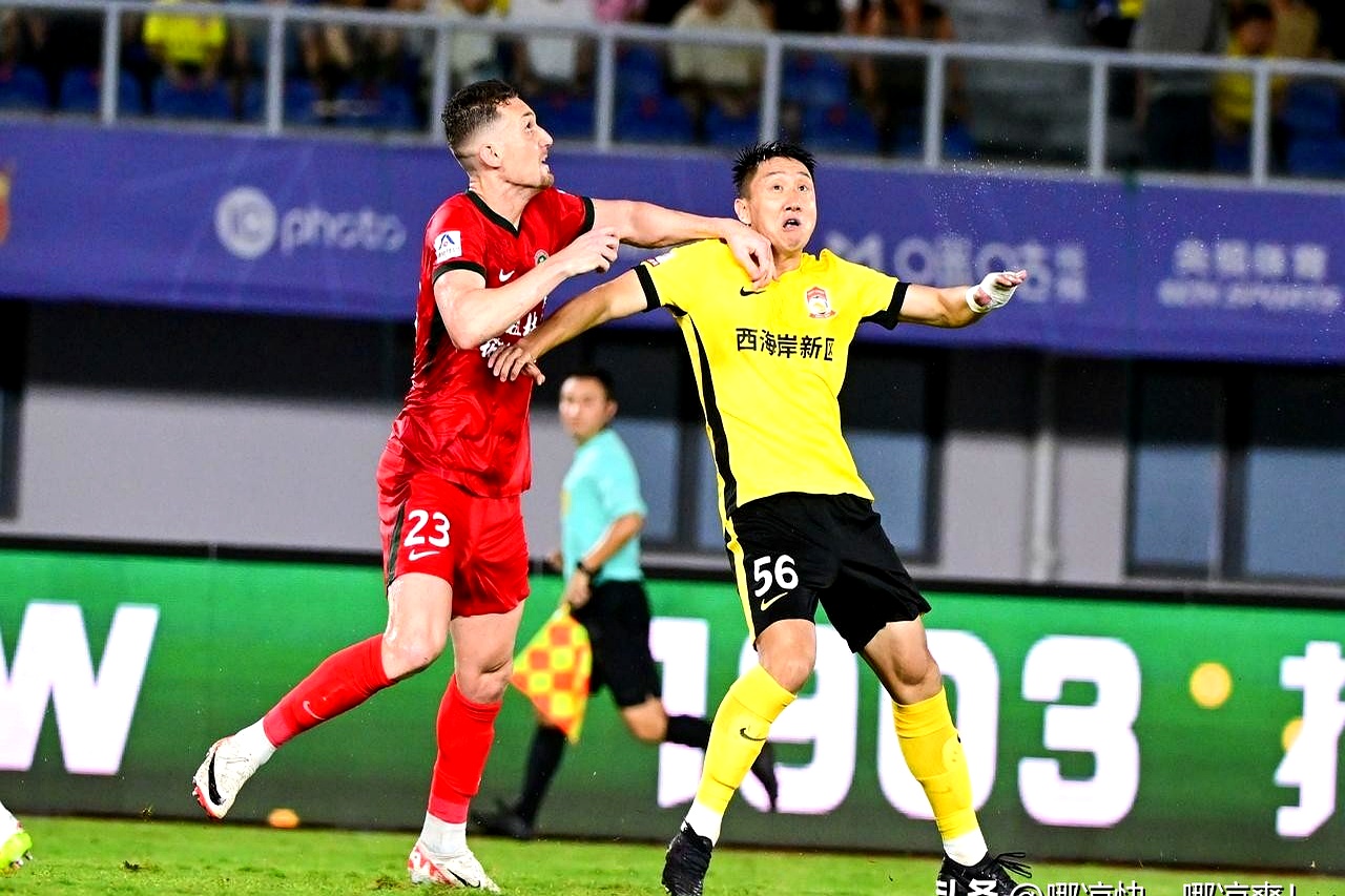 比赛结束后,裁判决定引发球员和教练不满 比赛结束后,裁判决定引发球员和教练不满