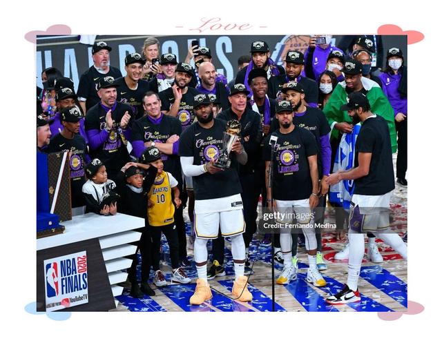 湖人队双核詹姆斯和戴维斯合作默契，助球队晋级