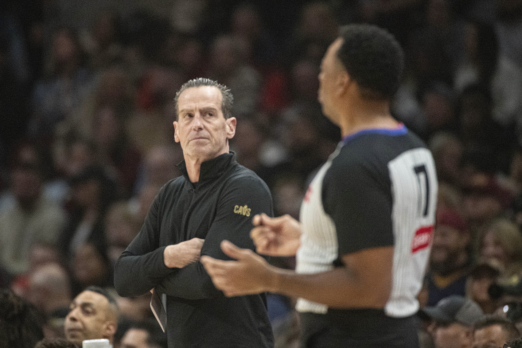 篮网惊险击败篮网，继续不败