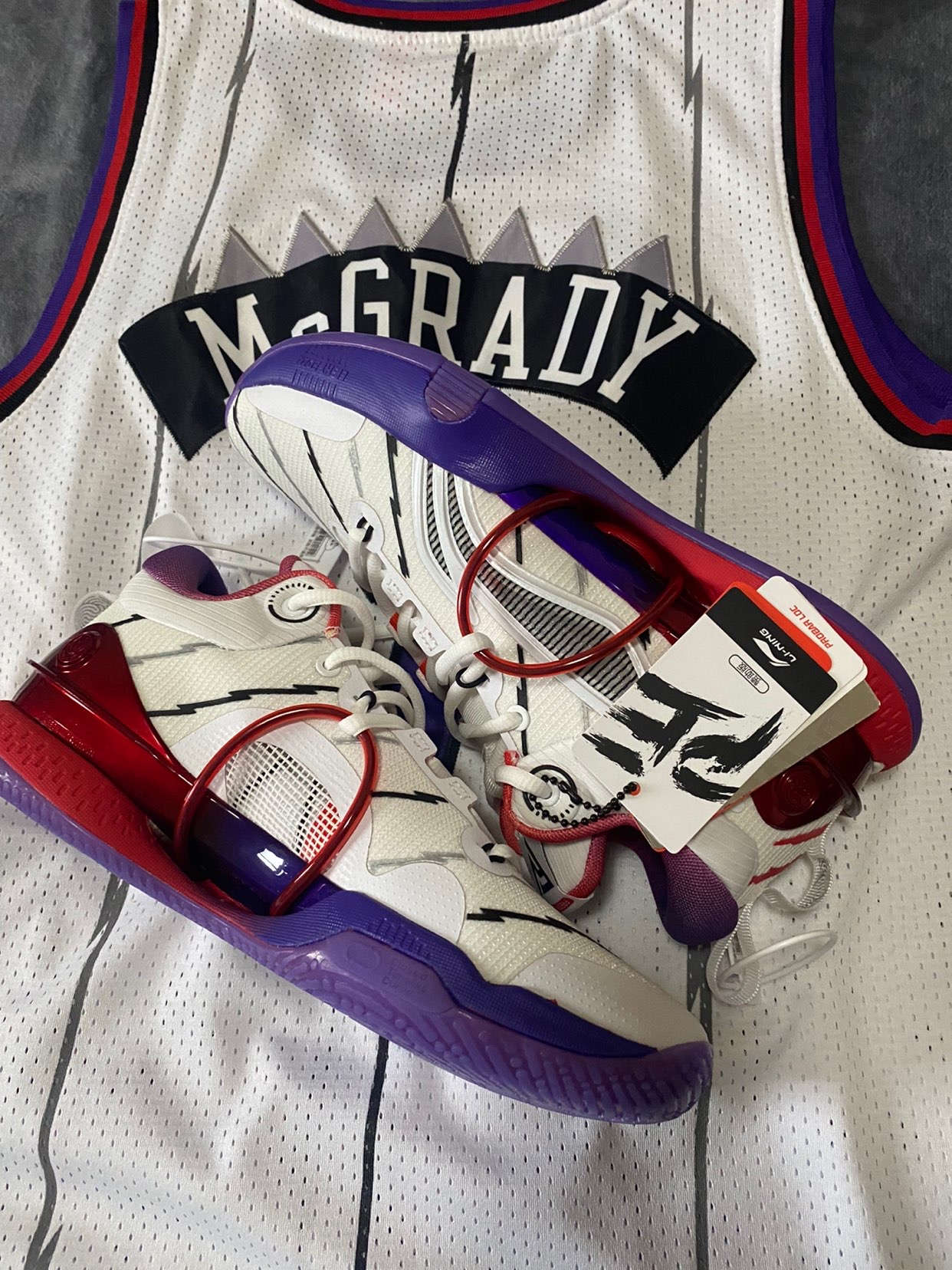 包含猛龙擒下小牛，范弗利特得26分的词条