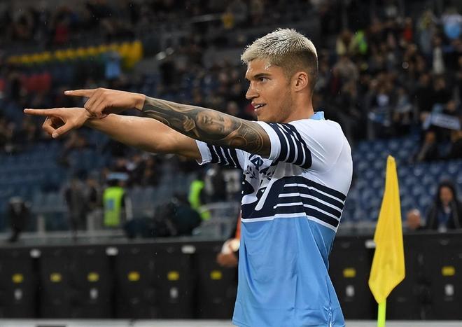 国米老板张康阳透露球队加强后防计划,或签约新中卫 国米老板张康阳透露球队加强后防计划,或签约新中卫